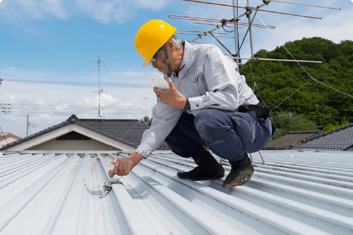 見えないところも丁寧に屋根塗装